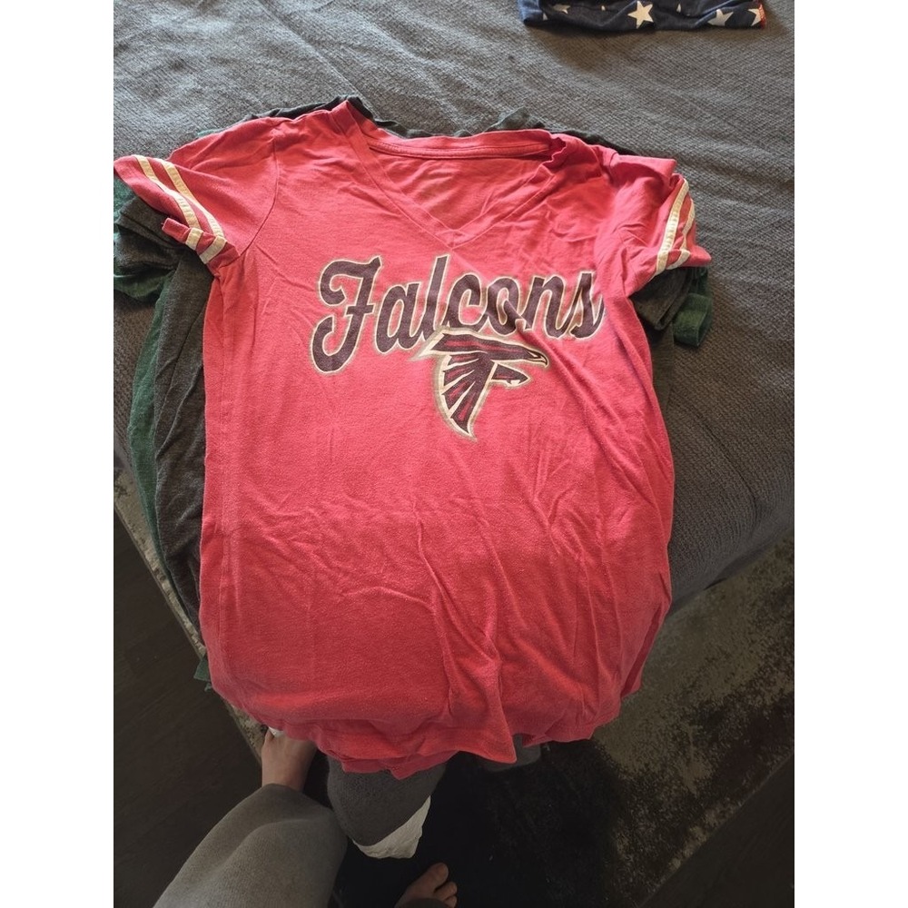 Atlanta Falcons NFL Womens Small Red V-Neck Graphic T-Shirt Cotton Blend Sporty